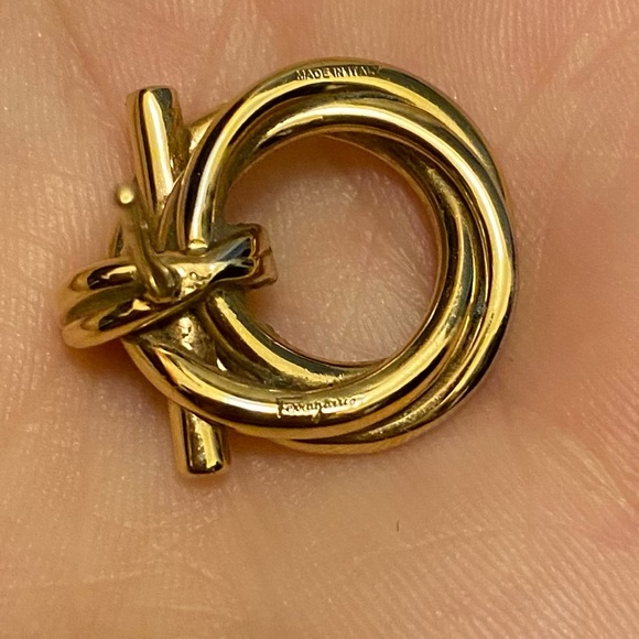 One SINGLE Twisted Gancini Ferragamo Earring. - Picture 3 of 5
